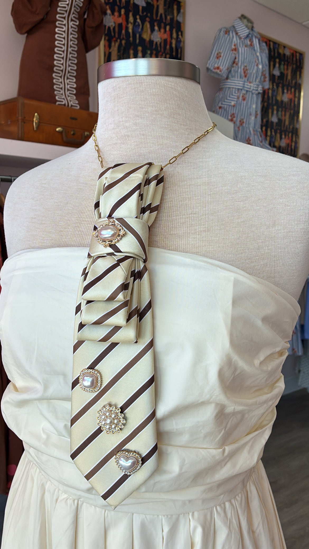 Tie Necklace w/ Brooch | Cream/Taupe
