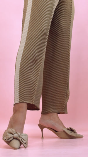 Current Air Mocha Latte Pleat V-Neck Set