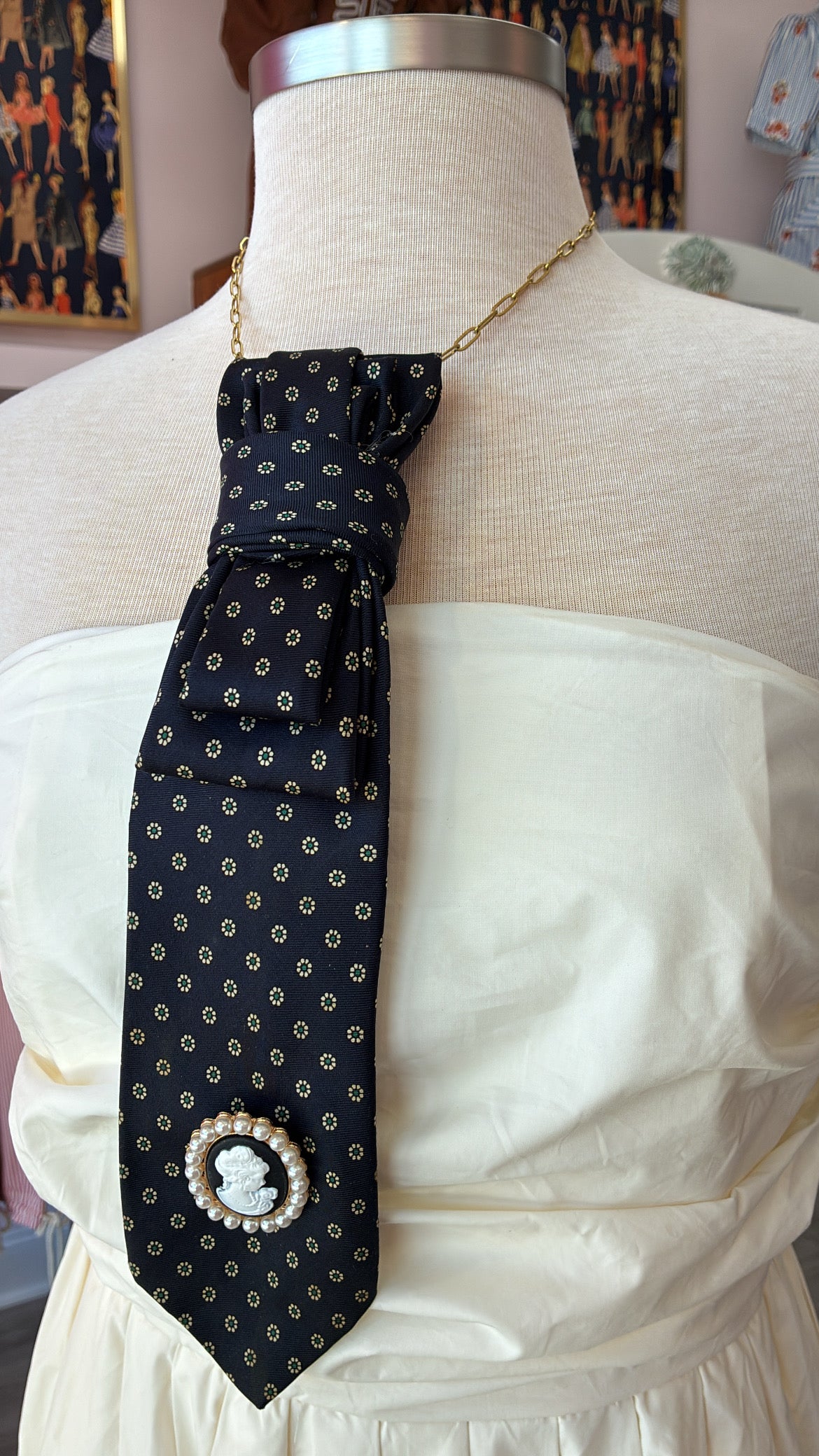 Tie Necklace w/ Brooch | Black/Pearl Lady