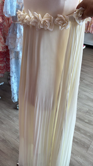 Ivory Pleat Rose Trim Cape Maxi (M/L)